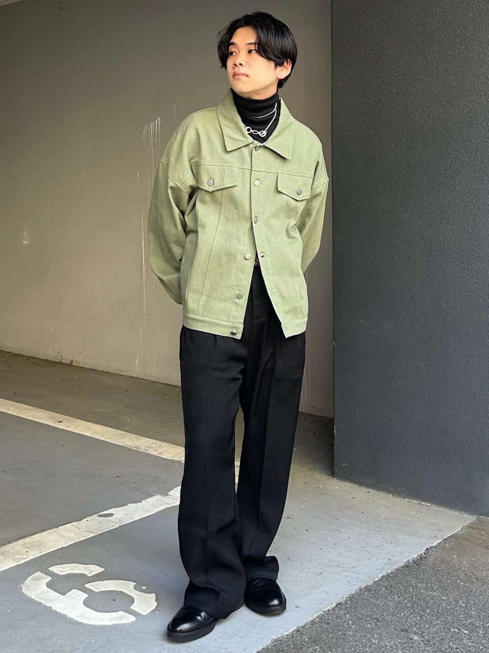 「デニムジャケット、タートルネック、フレアパンツ、スラックス」｜「MinoriTYの【MinoriTY select】スムース生地ハイネック＆タートルネックインナー用ロンT 長袖カットソー メンズ 冬服 秋服 Tシャツ（Tシャツ/カットソー、ブラック系）」を使った、MinoriTYスタッフさん（メンズ・165cm）の秋コーディネートの1枚目の写真