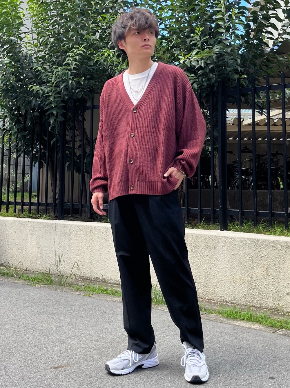 「秋服準備はじめました、スラックス、タックワイドパンツ、カーディガン、秋コーデ、シンプルコーデ、休日スタイル、ビッグシルエット、MinoriTY、マイノリティ」｜「MinoriTYの【MinoriTY】Tバーチェーンネックレス 23SS メンズ ユニセックス（ネックレス、シルバー系）」を使った、MinoriTYスタッフさん（メンズ・172cm）の夏コーディネートの1枚目の写真
