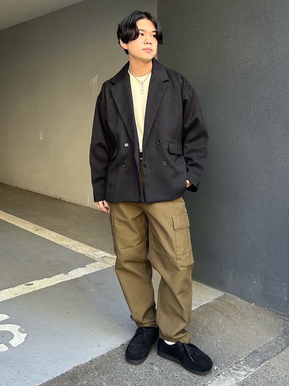 「テーラードジャケット、ニット、カーゴパンツ」｜「MinoriTYの【MinoriTY】ビッグシルエットミラノリブ編みニット クルーネックセーター メンズ 秋服 冬服 ルーズシルエット ルーズフィット オーバーサイズ バルーンスリーブ インナー（ニット/セーター、ホワイト系）」を使った、MinoriTYスタッフさん（メンズ・165cm）の秋コーディネートの1枚目の写真