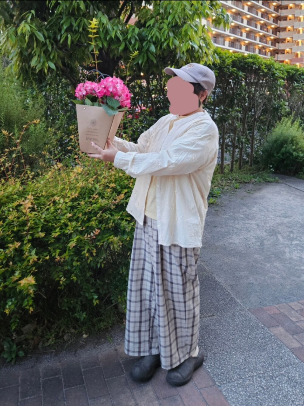 「Samansa Mos2、母の日プレゼント」｜「Nutsのアイテム（その他シューズ、グレー系）」を使った、sobateoさん（レディース・150cm）の春コーディネートの1枚目の写真