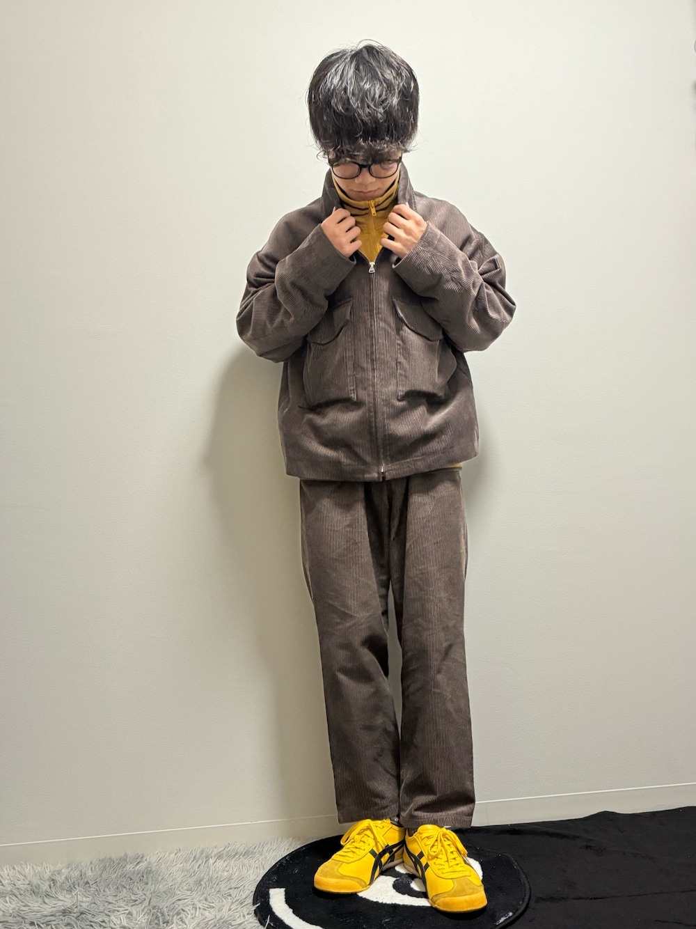 ブラウン系のその他パンツ、ブラウン系のその他アウター、イエロー系のスウェットを着用したメンズの冬コーディネートの1枚目の写真