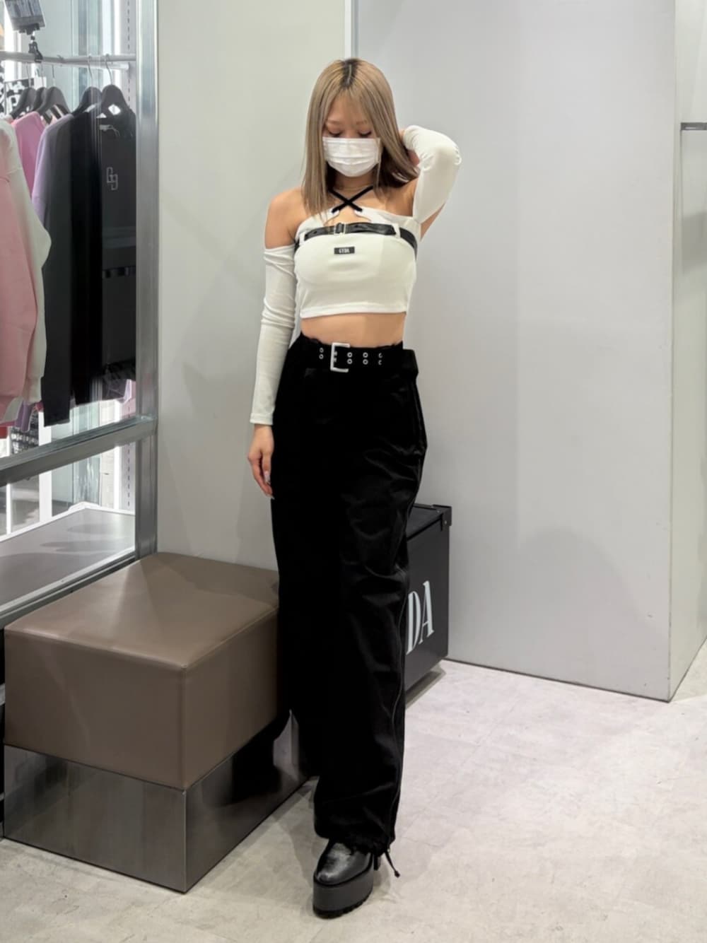 ブラック系のブーツ、ホワイト系のTシャツ/カットソー、ブラック系のその他パンツを着用したレディースの春コーディネートの1枚目の写真
