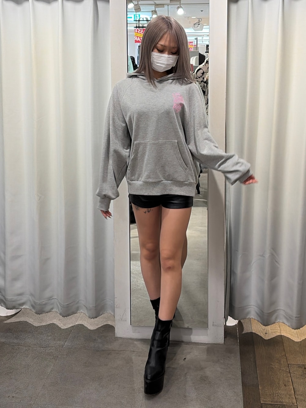 グレー系のパーカー、ブラック系のその他パンツ、ブラック系のブーツを着用したレディースの冬コーディネートの1枚目の写真