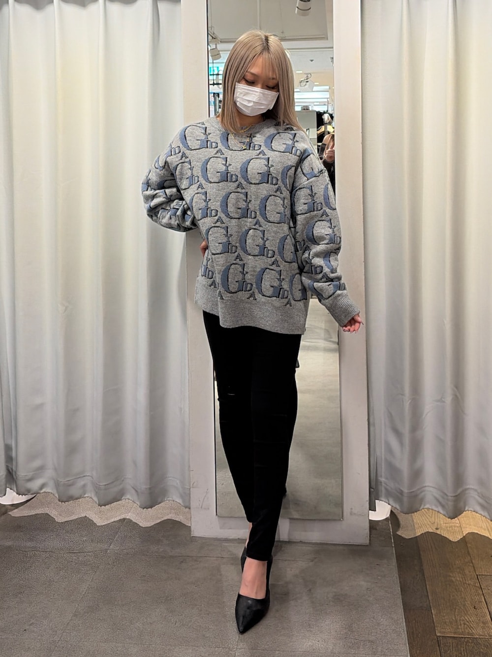 グレー系のニット/セーター、ブラック系のその他パンツ、ブラック系のパンプスを着用したレディースの冬コーディネートの1枚目の写真