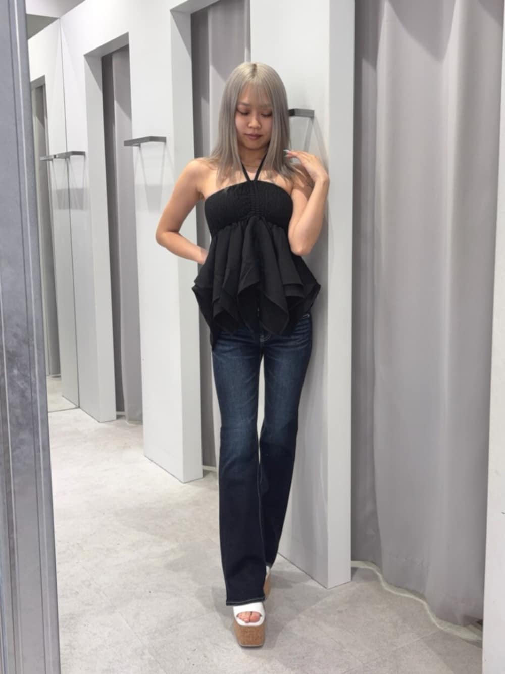 ホワイト系のその他シューズ、ブラック系のキャミソール、ブルー系のデニムパンツを着用したレディースの夏コーディネートの1枚目の写真