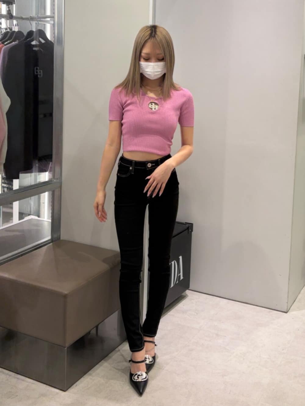 ブラック系のデニムパンツ、ピンク系のTシャツ/カットソー、ブラック系のパンプスを着用したレディースの春コーディネートの1枚目の写真