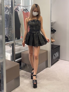 「GYDA（ジェイダ）のGG bijouデニムプリーツスカートライクミニワンピース（ワンピース、ブルー系）」を使った、miinaさん（レディース・156cm）の春コーディネート