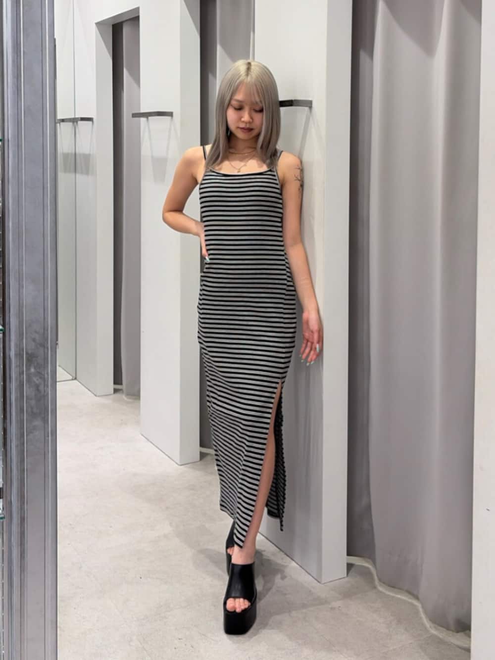 ブラック系のサンダル、その他のワンピースを着用したレディースの夏コーディネートの1枚目の写真