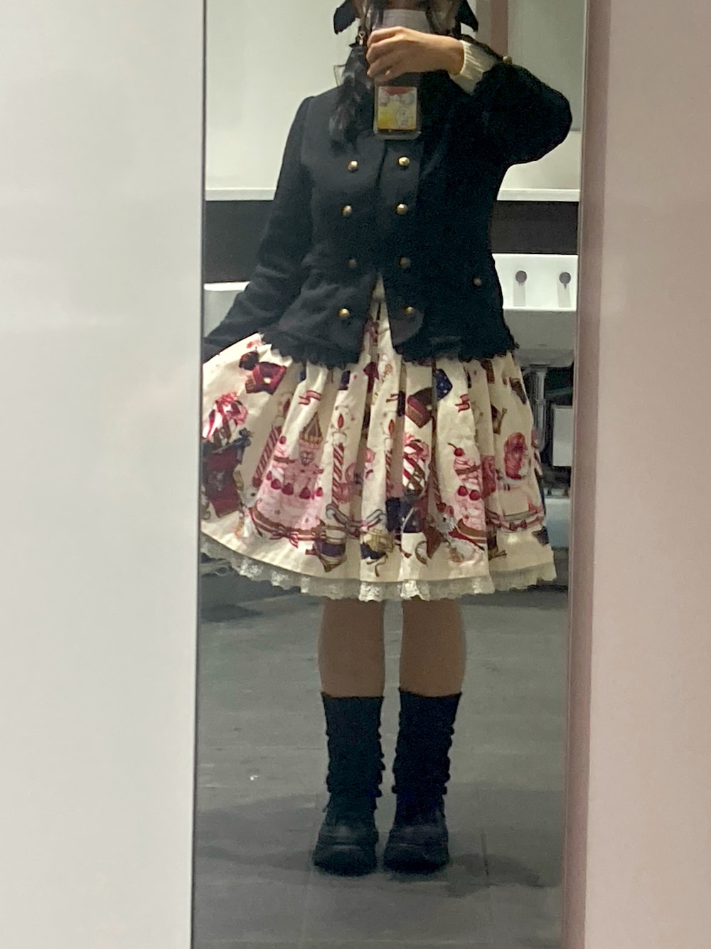 「ロリィタ、Angelic Pretty、axes femme」｜「axes femmeのナポレオン風ストレッチＪＫ（ノーカラージャケット、ブラック系）」を使った、ねむたさのきわみさん（レディース・153cm）の冬コーディネートの1枚目の写真