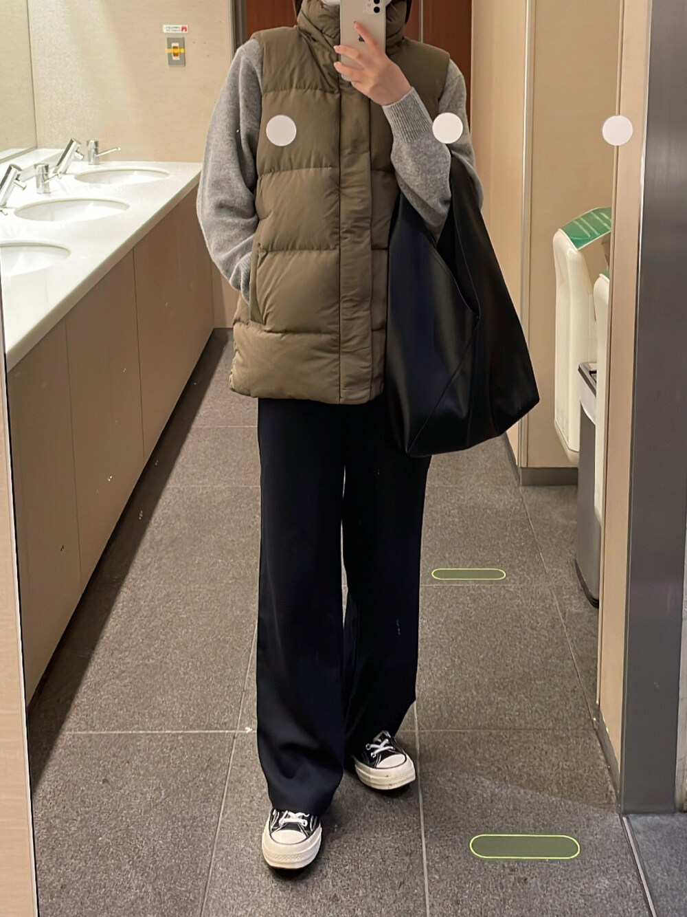 「カジュアル、シンプル」｜「CONVERSEのアイテム（スニーカー、ブラック系）」を使った、Rさん（レディース・163cm）の秋コーディネートの1枚目の写真