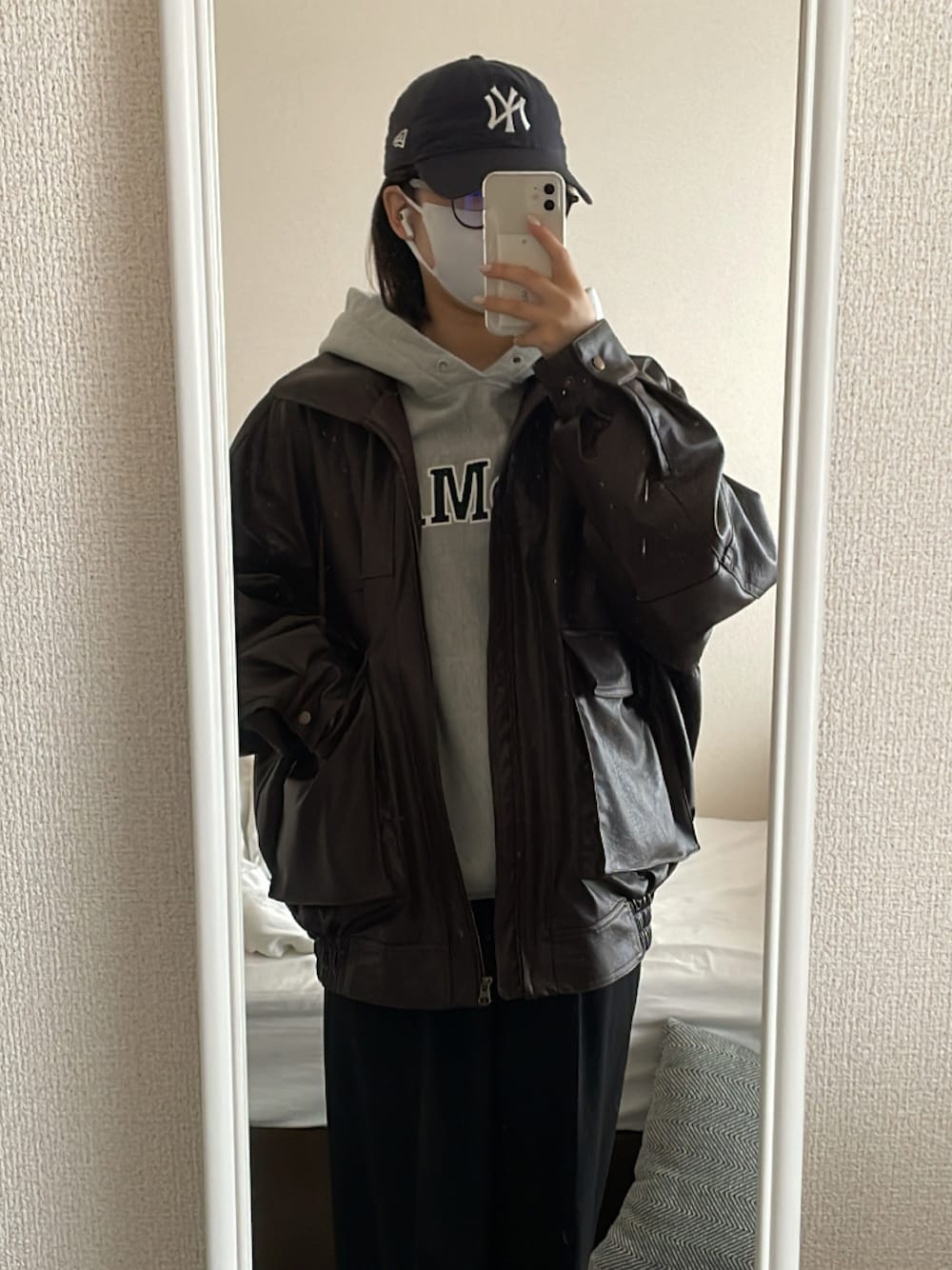 「シンプル、カジュアル」｜「MOMAのアイテム（パーカー、グレー系）」を使った、Rさん（レディース・163cm）の秋コーディネートの1枚目の写真