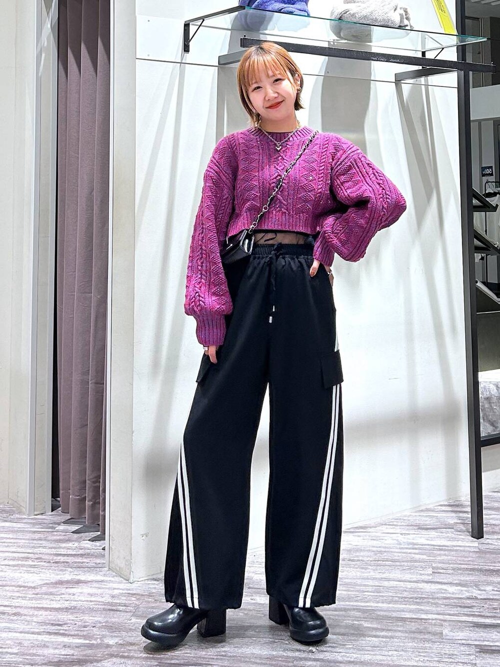 ブラック系のその他パンツ、ブラック系のTシャツ/カットソー、ブラック系のブーツを着用したレディースの冬コーディネートの1枚目の写真