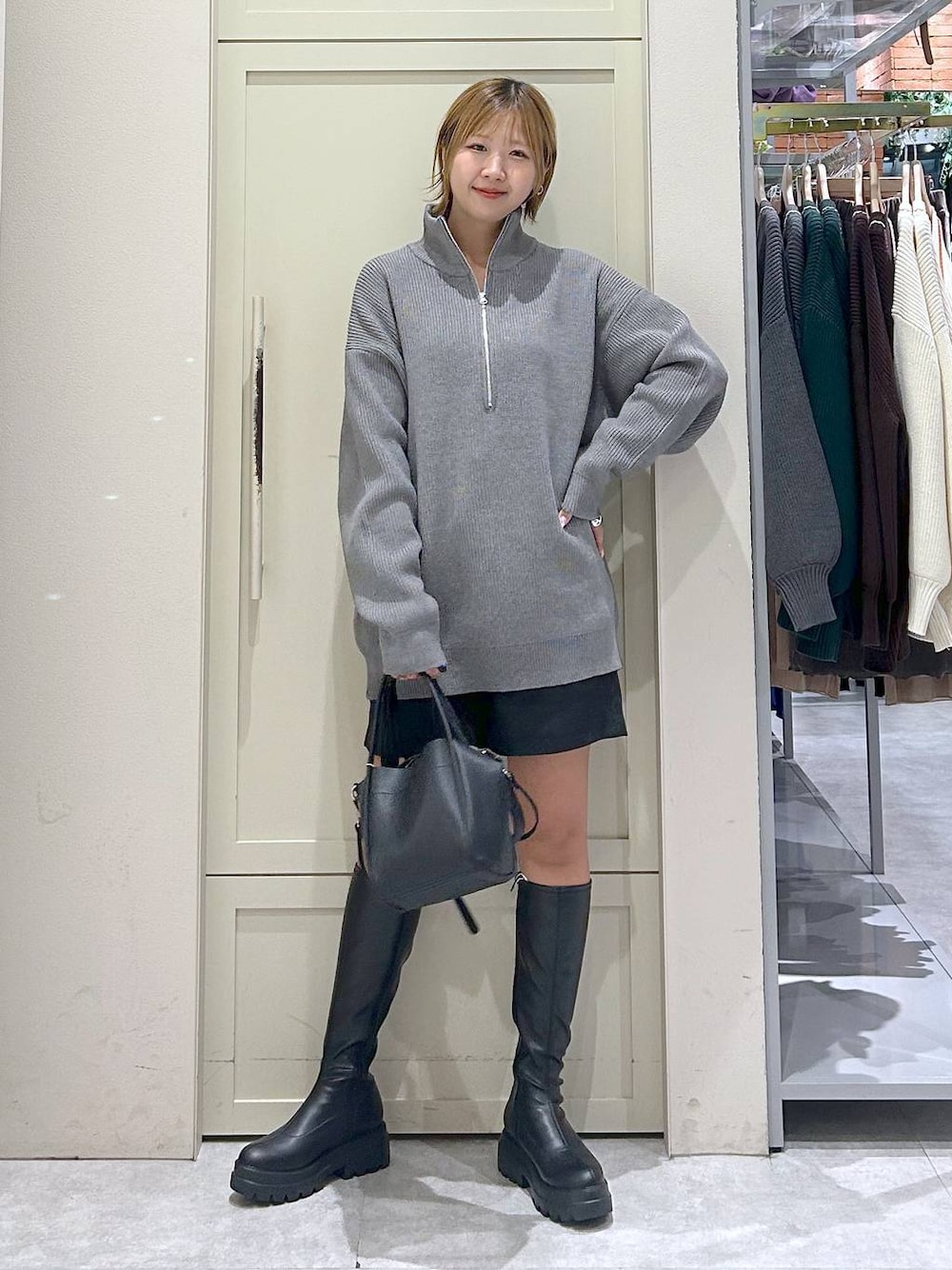 ブラウン系のその他パンツ、ブラック系のショルダーバッグ、ブラック系のブーツを着用したレディースの秋コーディネートの1枚目の写真