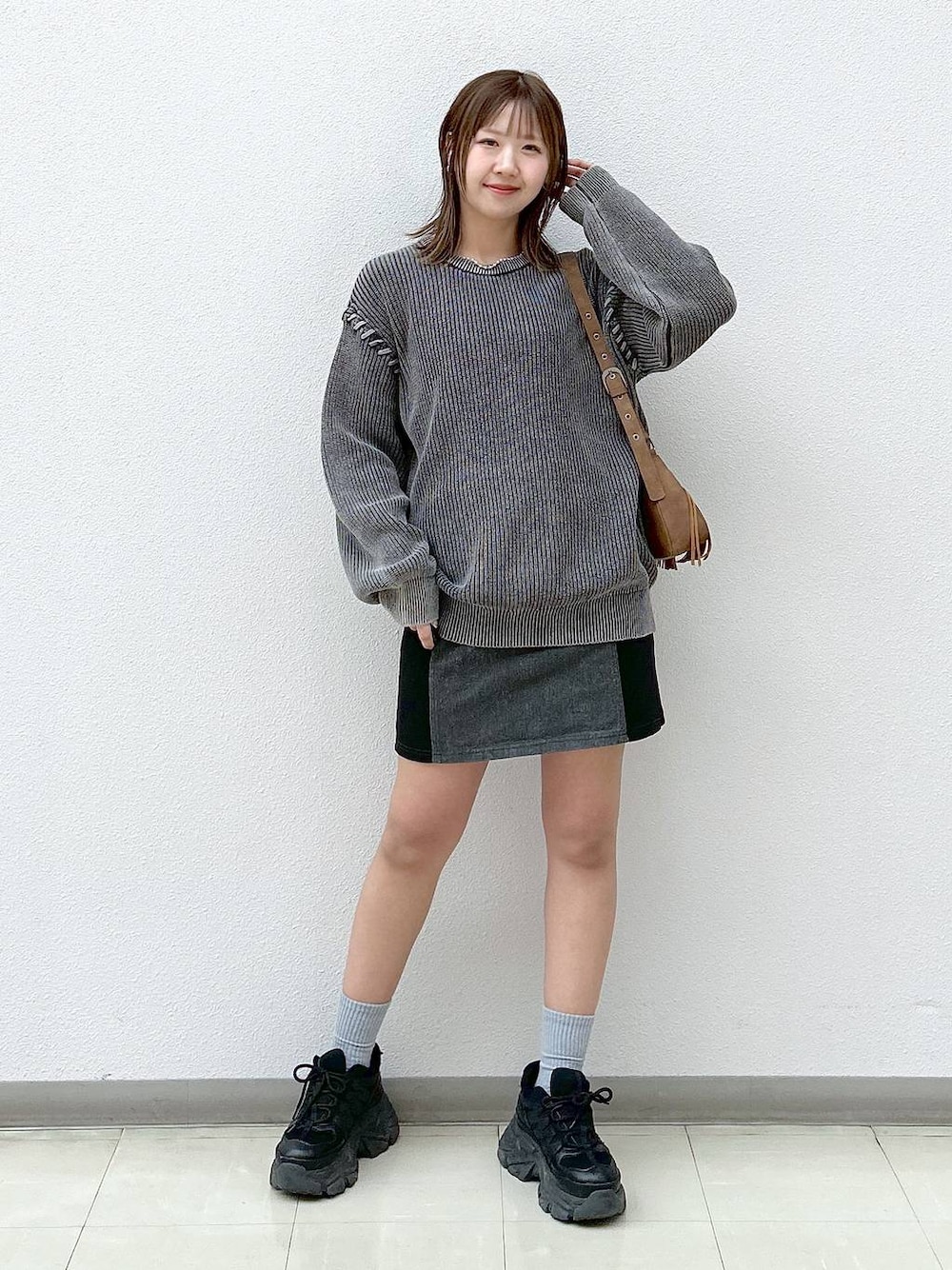 「ネックレス、ショルダーバッグ、着痩せ・細見え、高身長、女子ウケ、カジュアル、PAGEBOY、PBLIM、骨格ウェーブ_PAGEBOY、ニット、セットアップ、ミニスカート、スカート、スニーカー、スニーカー特集」｜「PAGEBOYのプラットチャンキースニーカー（スニーカー、ブラック系）」を使った、いそまるさん（レディース・168cm）の春コーディネートの1枚目の写真
