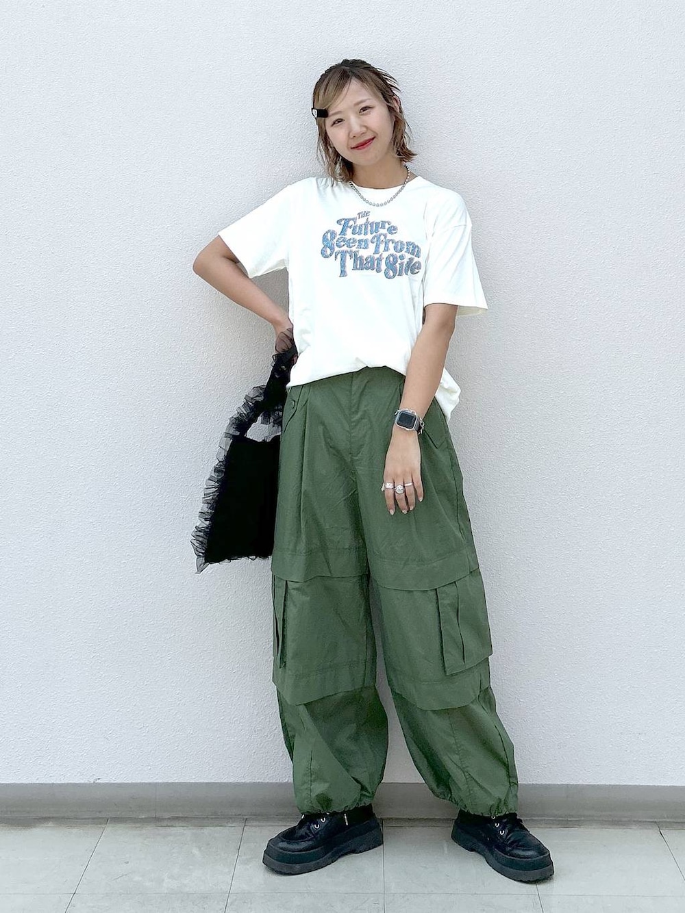 「着痩せ・細見え、高身長、女子ウケ、カジュアル、PAGEBOY、PBLIM、骨格ウェーブ_PAGEBOY、Tシャツ、パンツ、ストリート、メンズライク、ネックレス、旅行、夏コーデ、ママコーデ」｜「PAGEBOYのパラシュートパンツ（その他パンツ、グリーン系）」を使った、いそまるさん（レディース・168cm）の夏コーディネートの1枚目の写真