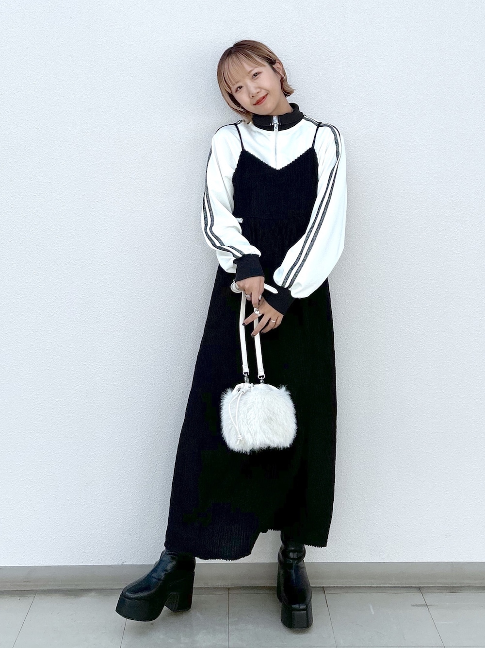 いそまるさんの「ラメラインショートトラックジャケット（PAGEBOY）」を使ったコーディネートの1枚目の写真