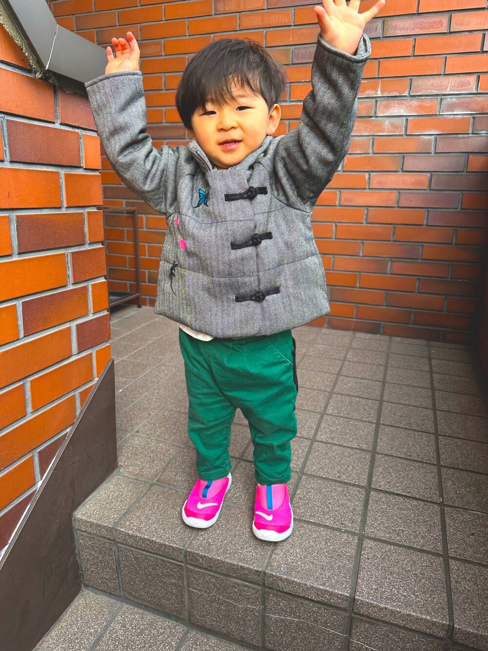 「むすこーで、男の子コーデ、男の子ファッション、キッズファッション、キッズコーデ、1歳、キッズモデル、キッズコーディネート、男の子ママ」｜「NIKEのアイテム（スニーカー、ピンク系）」を使った、noahcode365さん（キッズ・80cm）の冬コーディネートの1枚目の写真