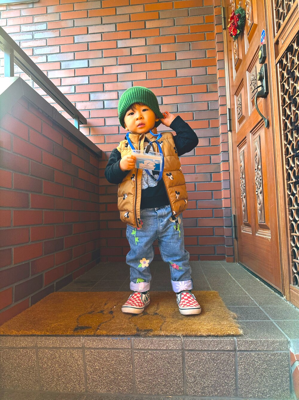 「未来のWEARISTAプロジェクト、キッズコーデ、ベビーコーデ、男の子、むすこーで、H&M、男の子ファッション、キッズファッション、キッズモデル、キッズコーディネート、花柄パンツ、エイチアンドエム、ニット帽」｜「H&Mのアイテム（デニムパンツ、ブルー系）」を使った、noahcode365さん（キッズ・80cm）の冬コーディネートの1枚目の写真