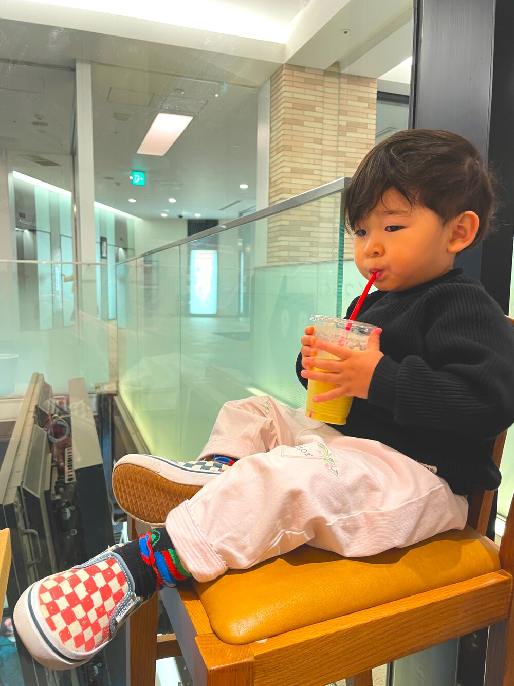 「古着MIX、古着コーデ、古着男子、キッズファッション、男の子コーデ、男の子、キッズコーデ、キッズモデル、Dior、babydior、むすこーで、1歳、おでかけコーデ、1歳9ヶ月」｜「MARKEY'Sのアイテム（トップス、ブラック系）」を使った、noahcode365さん（キッズ・80cm）の冬コーディネートの1枚目の写真