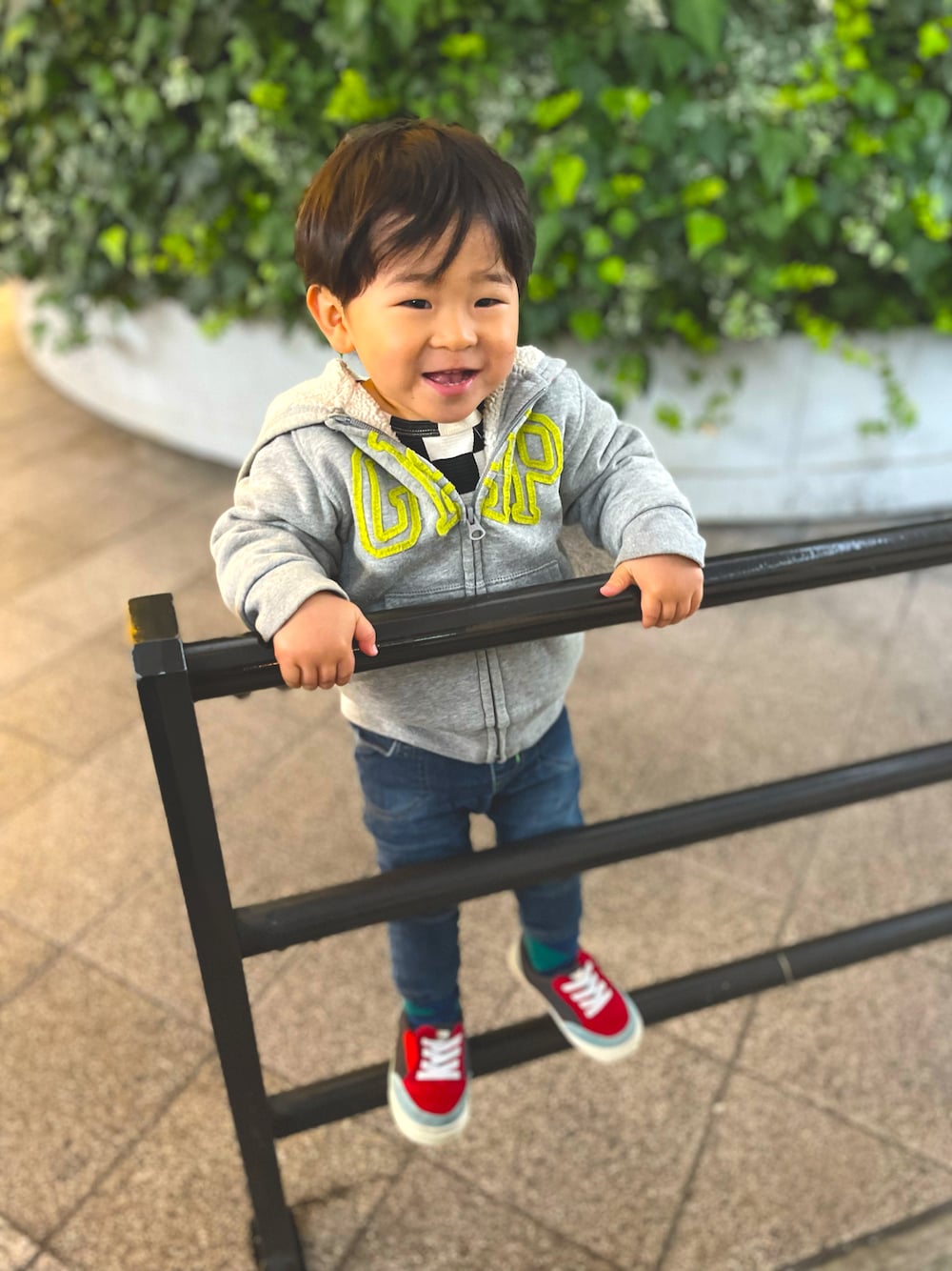 「冬コーデ、男の子、キッズコーデ、パーカー、おしゃれさんと繋がりたい、あったかコーデ、カジュアル、男の子コーデ、未来のWEARISTAプロジェクト、男の子ママ、男の子ファッション、むすこーで、GAPコーデ」｜「GAPのアイテム（パーカー、グレー系）」を使った、noahcode365さん（キッズ・80cm）の冬コーディネートの1枚目の写真