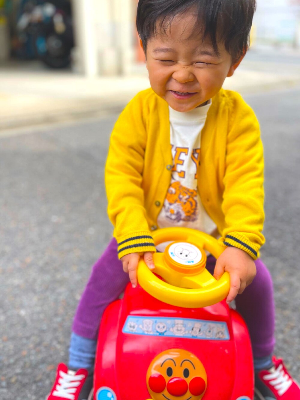 「未来のWEARISTAプロジェクト、プチプラ、カジュアルコーデ、古着MIX、むすこーで、男の子コーデ、キッズファッション、キッズコーデ、男の子ファッション、古着、男の子、1歳児コーデ、1歳、古着好きな人と繋がりたい、カラーコーデ」｜「MARKEY'Sのアイテム（Tシャツ/カットソー、ホワイト系）」を使った、noahcode365さん（キッズ・80cm）の冬コーディネートの1枚目の写真