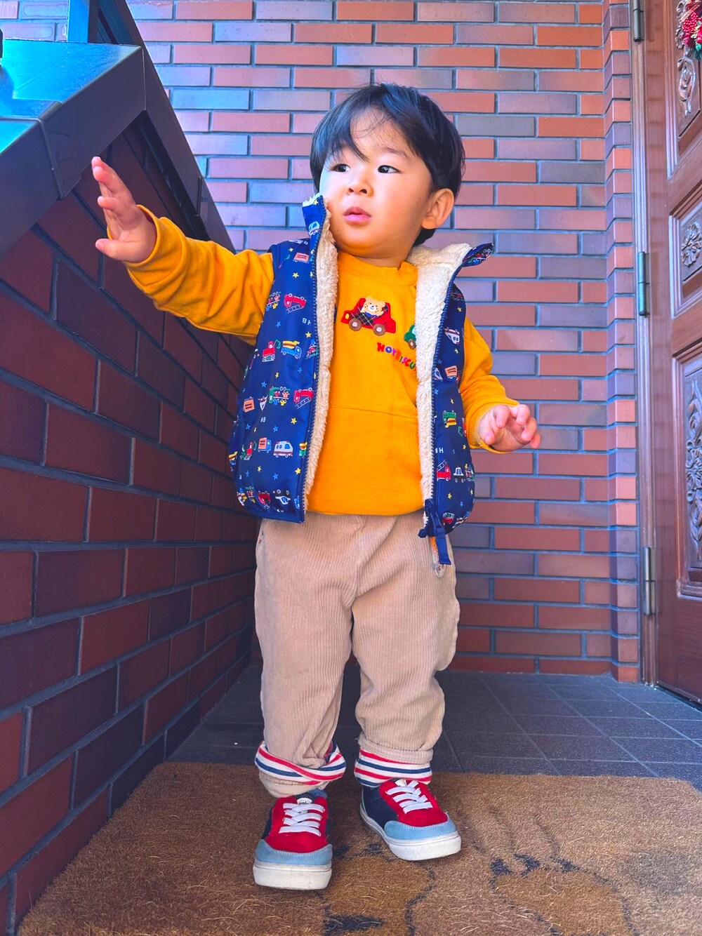 「クリスマスに着たい服、ミキハウス、むすこーで、1歳児、キッズコーデ、キッズファッション、男の子コーデ、男の子、男の子ファッション、キッズモデル、ﾐｷﾊｳｽｺ-ﾃﾞ」｜「MIKI HOUSEのアイテム（パンツ、ベージュ系）」を使った、noahcode365さん（キッズ・80cm）の冬コーディネートの1枚目の写真