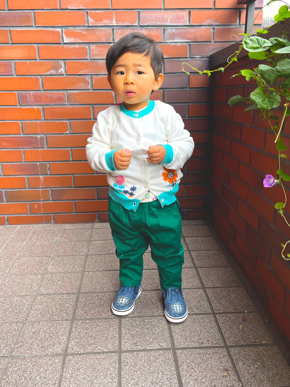 「未来のWEARISTAプロジェクト、キッズコーデ、kids、男の子ベビー、ベビーコーデ、男の子、花柄カーディガン、むすこーで、1歳、キッズファッション、キッズコーデ #男の子、キッズモデル、キッズコーディネート、保育園コーデ、1歳児」｜「MARKEY'Sのアイテム（パンツ、グリーン系）」を使った、noahcode365さん（キッズ・80cm）の冬コーディネートの1枚目の写真