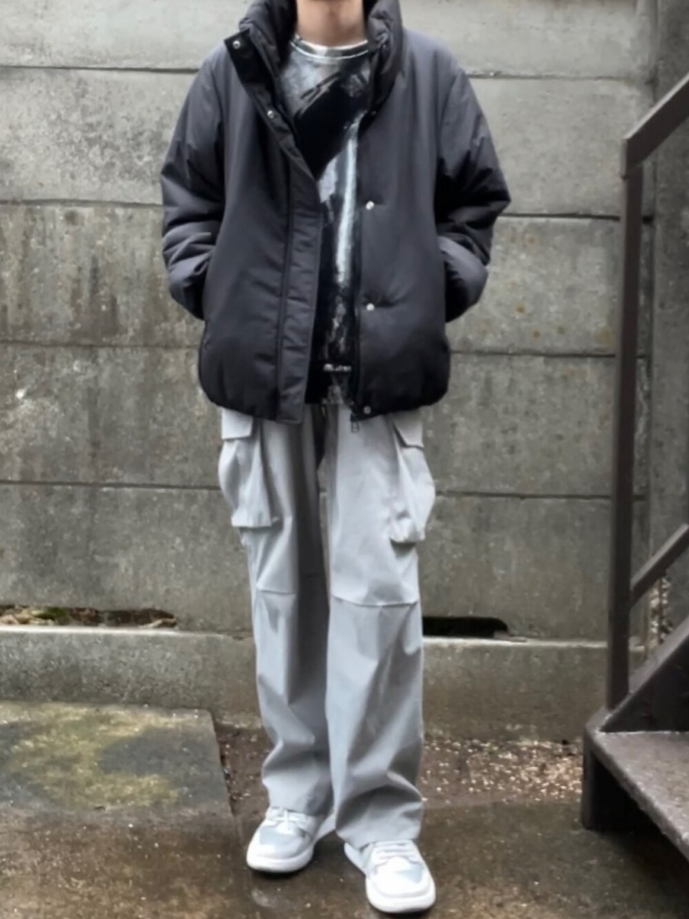 「GU、ZARA、NIKE、ブラック、シルバー、ダウンジャケット、スウェット、カーゴパンツ、スニーカー、カジュアル、シンプル、プチプラ、モノトーン、カジュアルコーデ、ファッションを楽しもう」｜「GUのアイテム（ダウンジャケット/コート、ブラック系）」を使った、Y'zさん（メンズ・165cm）の秋コーディネートの1枚目の写真