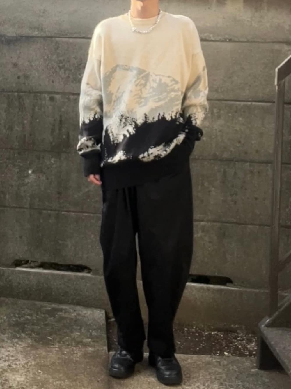 「ノーブランド、GU、NIKE、デザインニット、ワイドパンツ、スニーカー、オフホワイト、ベージュ、ブラック、プチプラ、シンプル、ゆるコーデ、ニット、モノトーンコーデ、新星WEARISTAにエントリー」｜「GUのアイテム（パンツ、ブラック系）」を使った、Y'zさん（メンズ・165cm）の冬コーディネートの1枚目の写真