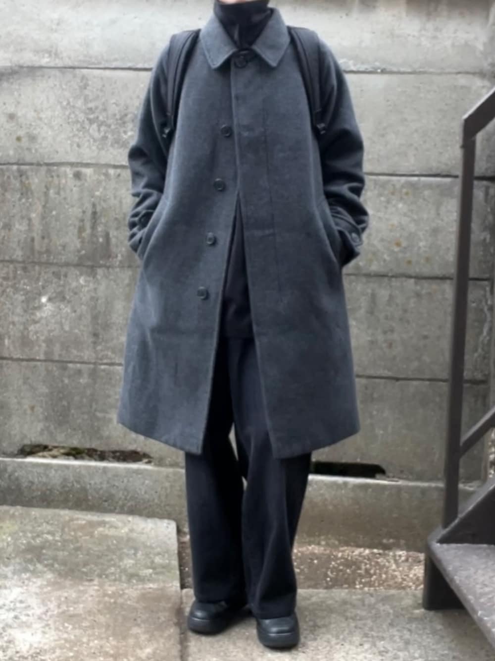 「ユニクロ、UNIQLO、ユニクロコーデ、コート、タートルネック、デニム、スニーカー、リュック、ブラック、グレー、モノトーン、ワイドパンツ、秋冬コーデ、バックパック、ファッションを楽しもう」｜「UNIQLOのアイテム（ステンカラーコート、グレー系）」を使った、Y'zさん（メンズ・165cm）の秋コーディネートの1枚目の写真