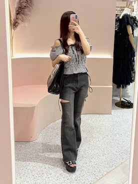 「one after another NICE CLAUP(ワンアフターアナザーナイスクラップ)の【SMサイズ展開あり】サイドスリットフレアリボンデニムパンツ(デニムパンツ、ブラック系)」を使った、しんももさん(レディース・151cm)の春コーディネート