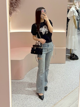 「one after another NICE CLAUP（ワンアフターアナザーナイスクラップ）の【SMサイズ展開あり】サイドスリットフレアリボンデニムパンツ（デニムパンツ、ブルー系）」を使った、しんももさん（レディース・151cm）の春コーディネート