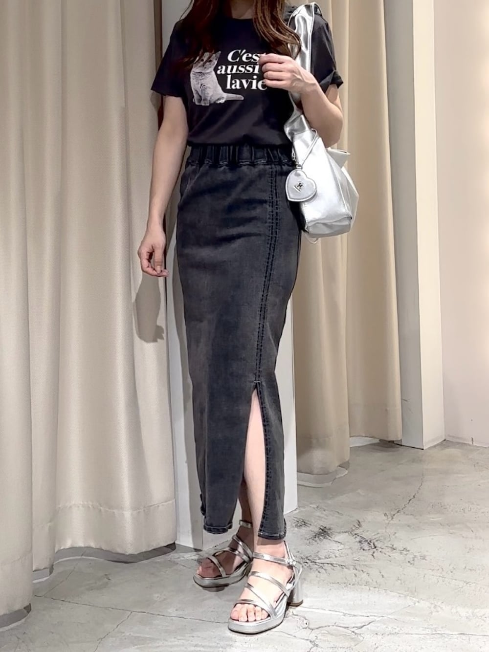 「ナイスクラップ、one after another NICE CLAUP、低身長、低身長コーデ、ブラック、Tシャツ、スカート、ロングスカート、夏コーデ、サンダル、夏服、ネコ、大人コーデ、夏だ！Tシャツ着よう！、大人カジュアルコーデ」｜「one after another NICE CLAUPの【定番人気！】アソートネコＴシャツ/手洗い可（Tシャツ/カットソー、グレー系）」を使った、しんももさん（レディース・151cm）の夏コーディネートの1枚目の写真