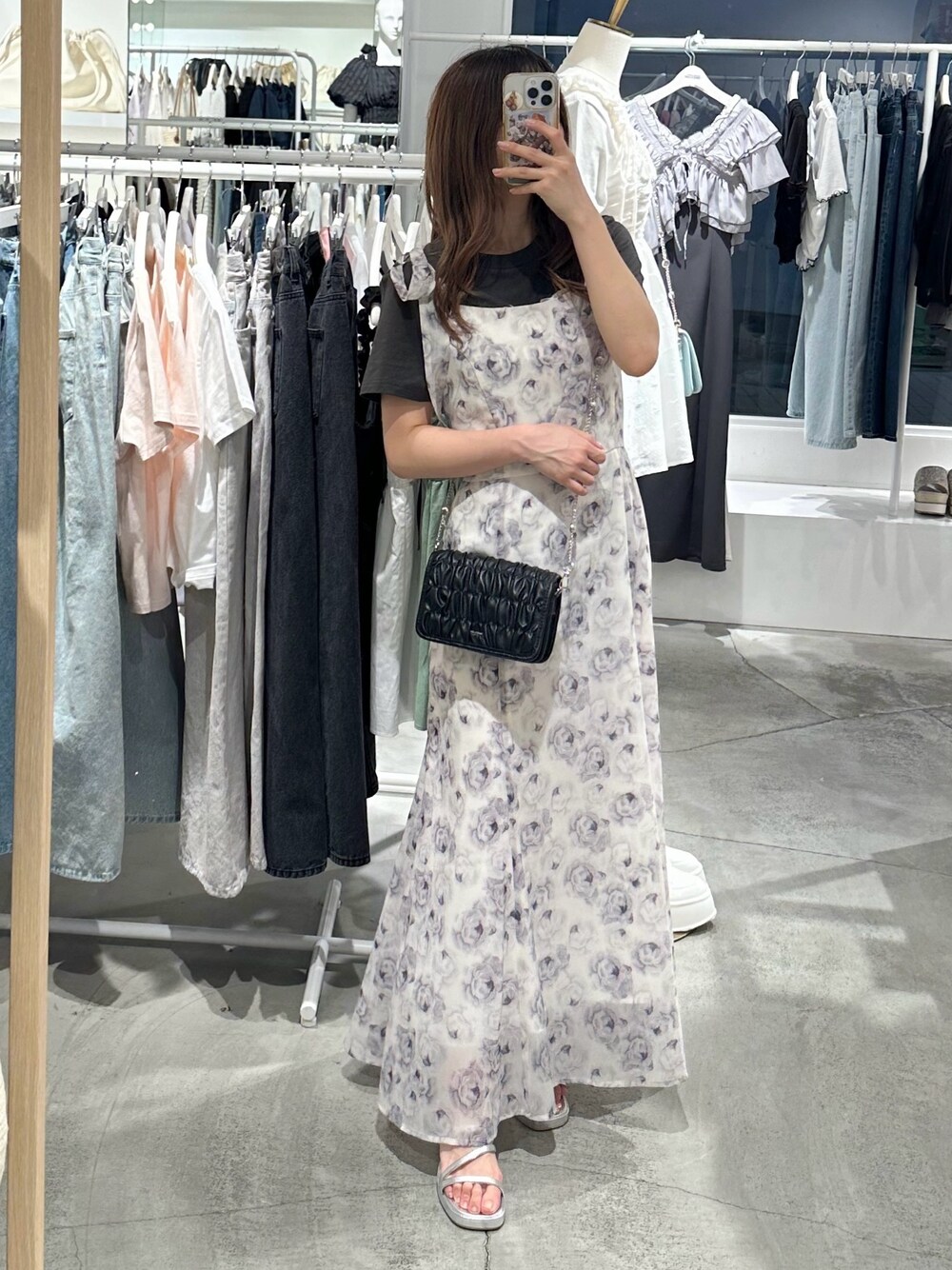 グレー系のTシャツ/カットソー、ブラック系のショルダーバッグ、シルバー系のサンダルを着用したレディースの夏コーディネートの1枚目の写真