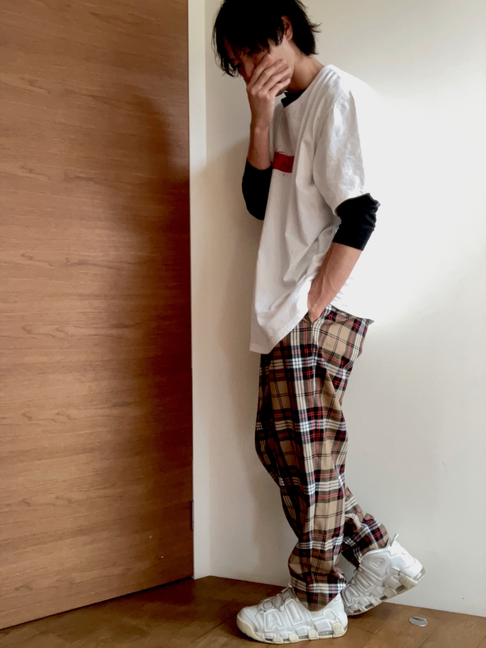 「supreme、ボックスロゴ、モンキータイム、NIKE、モアアップテンポ、はるコーデ」｜「MONKEY TIMEのアイテム（スラックス、ブラウン系）」を使った、hoshiさん（メンズ・177cm）の春コーディネートの1枚目の写真