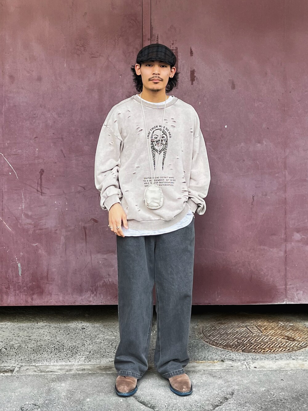 「ファッションを楽しもう、秋冬コーデ、デニムパンツ、デニムコーデ、シンプル、ダメージスウェット、ブラックデニム、ゲバコ、GEVACO、チャオパニックティピー(CIAOPANIC TYPY)、ハンチング、ハンチング帽、シンプルコーデ」｜「GEVACOの【SnowMan　宮館涼太さん着用】【GEVACO / ゲバコ】10ozデニムイージーワイドパンツ（デニムパンツ、ブラック系）」を使った、Satoshi Makimotoさん（メンズ・166cm）の秋コーディネートの1枚目の写真