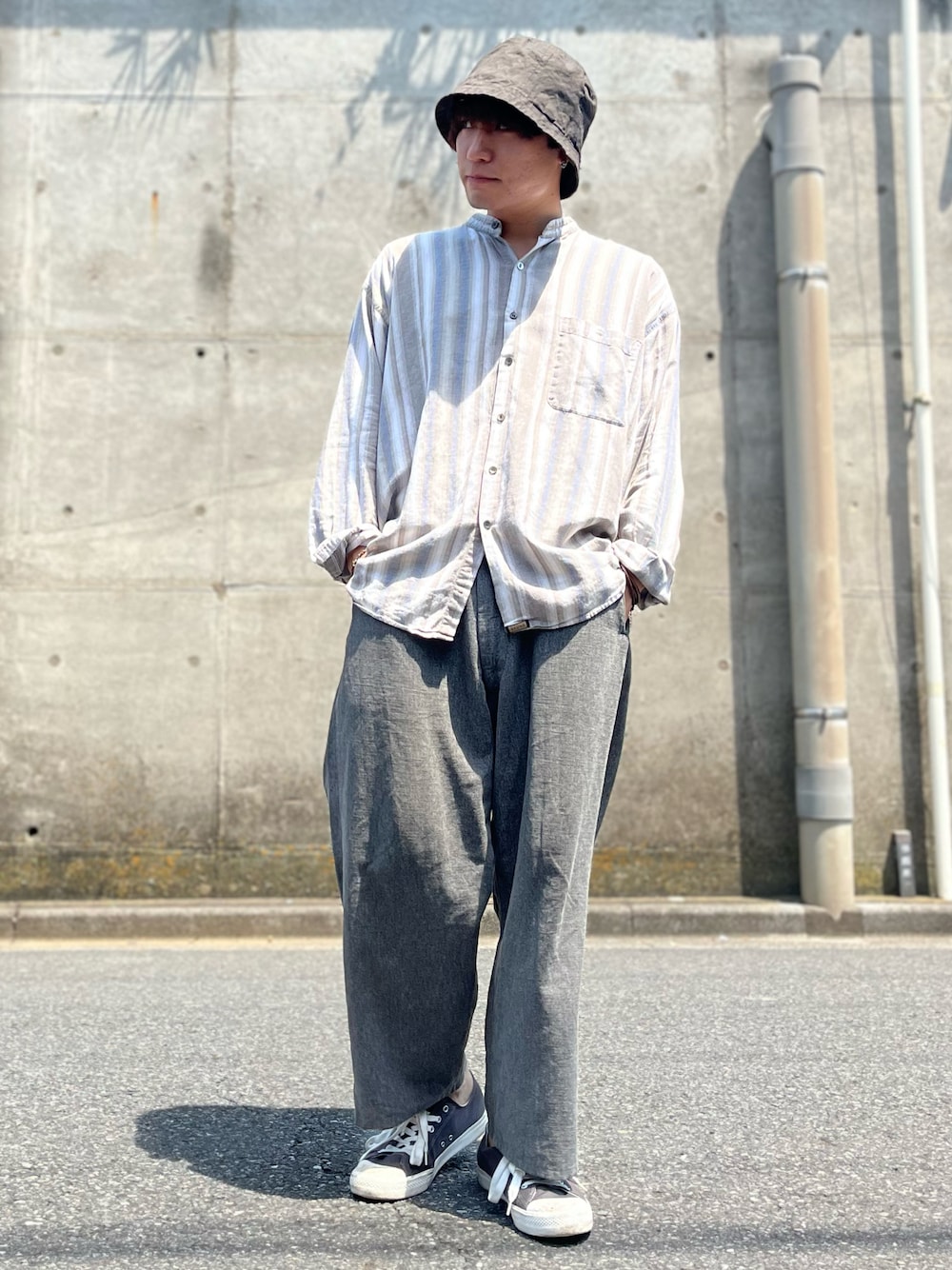 「夏コーデ、オトナカジュアル」｜「無印良品のアイテム（スニーカー、グレー系）」を使った、きょんさん（メンズ・168cm）の夏コーディネートの1枚目の写真