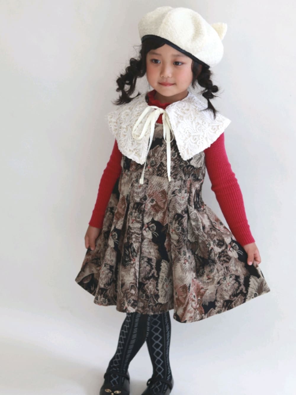 「ベレー帽、nino、女の子コーデ、ネコ柄、ゴブラン織り、wonderapartment、秋のトレンド2021、秋服準備はじめました、差し色コーデ、カワイイ、キッズファッション、おしゃれさんと繋がりたい、ワンピース、ninoduction、つけ襟」｜「ninoのねこ耳ベレー帽（ハンチング/ベレー帽、ホワイト系）」を使った、akarinさん（キッズ・110cm）の秋コーディネートの1枚目の写真