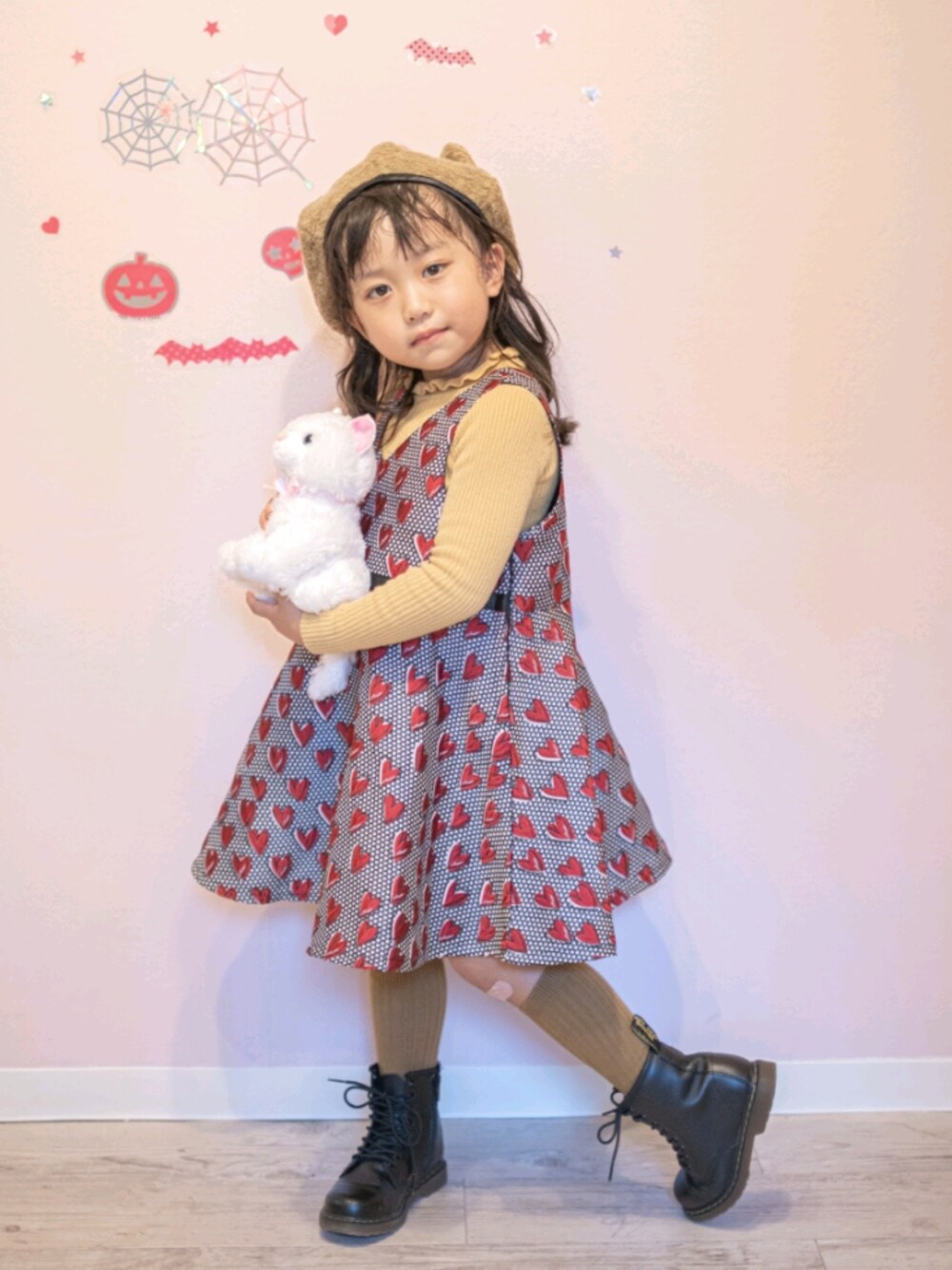 「nino、wonderapartment、ネコミミ帽、女の子コーデ、ワンピース、ハート柄、秋トレンド2021、秋コーデ、カワイイ、おしゃれさんと繋がりたい」｜「ninoのハートジャガードジャンパースカート（ジャンパースカート、レッド系）」を使った、akarinさん（キッズ・110cm）の夏コーディネートの1枚目の写真