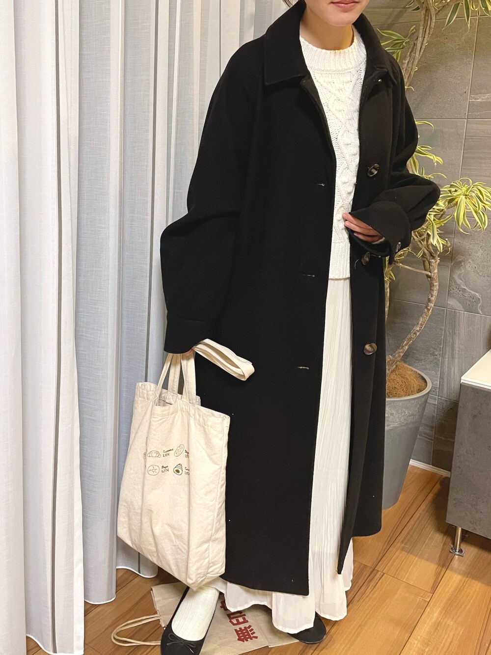 「大人カジュアル、モノトーン、低身長、ロングコート、ロングスカート、トートバッグ、白ニット、バレエシューズ、Heather」｜「HeatherのWOOLYTECHステンカラーコート　923061（ステンカラーコート、ブラック系）」を使った、きよしま  りあさん（レディース・151cm）の冬コーディネートの1枚目の写真