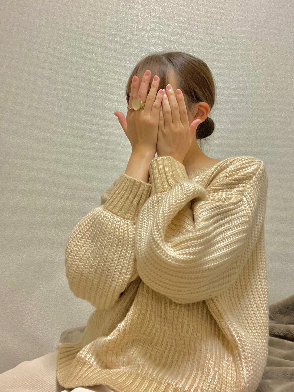 「クリスマスに着たい服、シンプルコーデ、大人カジュアル、休日スタイル、きれいめカジュアル、秋冬コーデ、クリスマスコーデ、ニット/セーター、ファッションの力を信じよう、今日のコーデ」｜「Amiurのアイテム（ニット/セーター、イエロー系）」を使った、いぬぬさん（レディース・158cm）の冬コーディネートの1枚目の写真