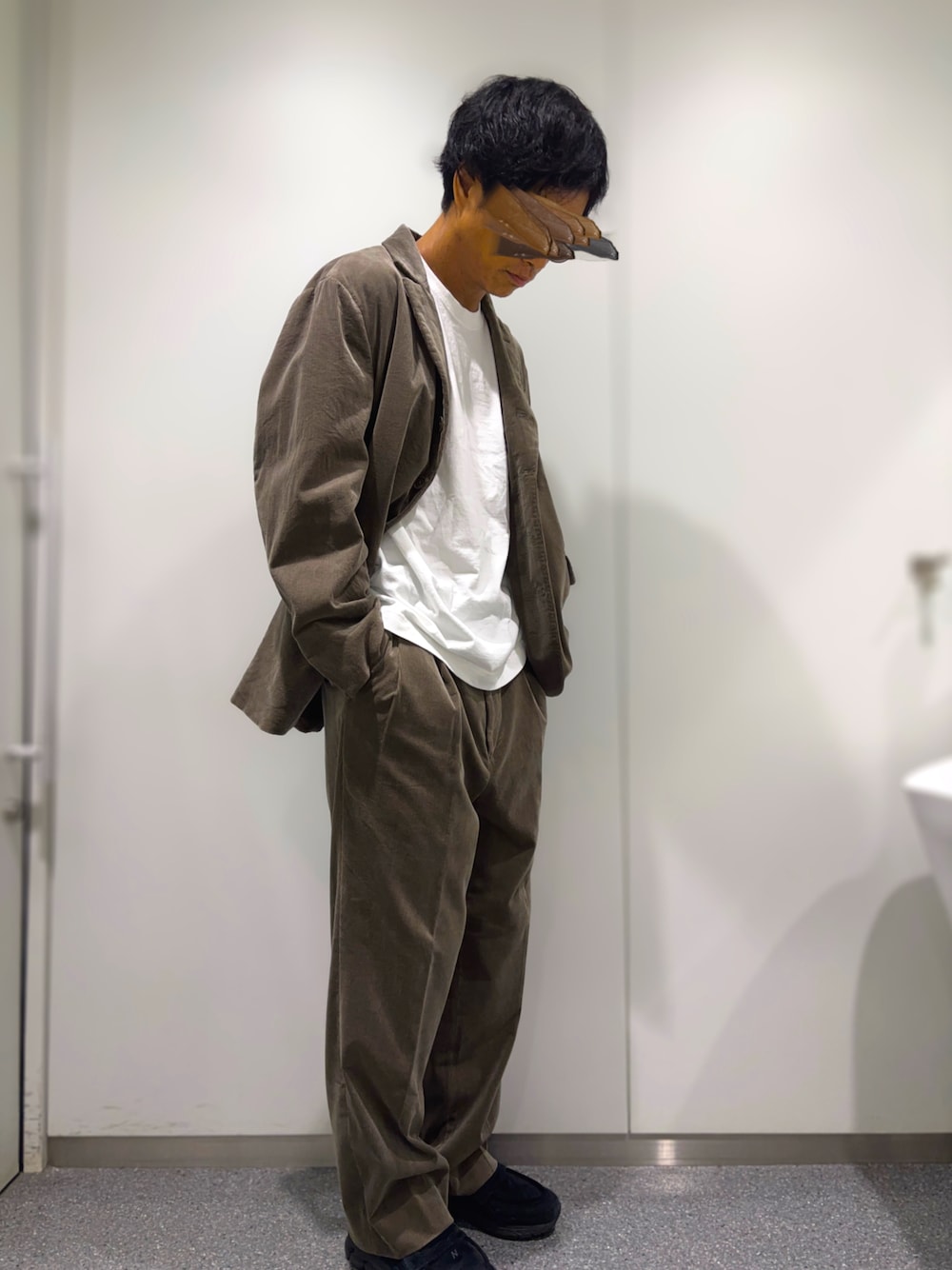 ブラウン系のジャケット/アウター、ホワイト系のTシャツ/カットソー、ブラウン系のスラックスを着用したメンズの秋コーディネートの1枚目の写真