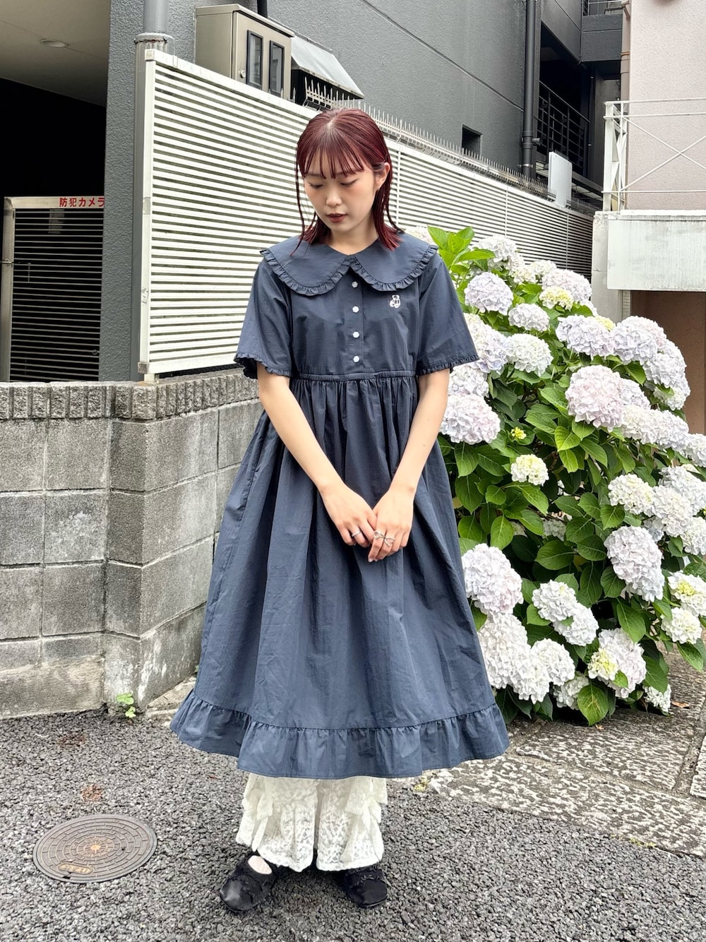 ブルー系のワンピース、ホワイト系のその他パンツ、ブラック系のバレエシューズを着用したレディースの夏コーディネートの1枚目の写真