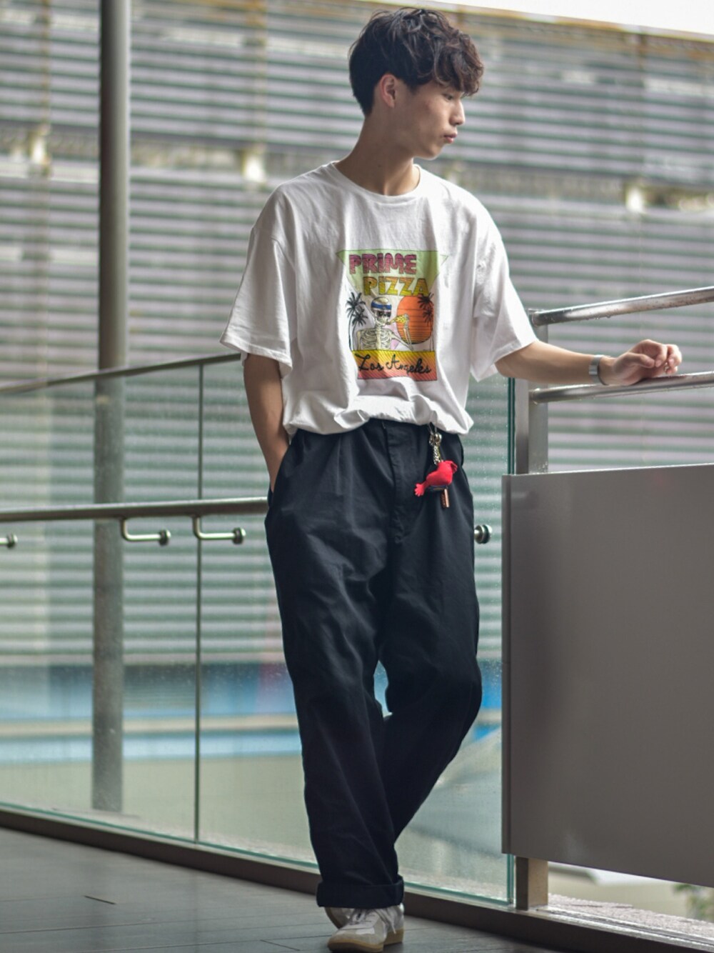 「大人カジュアル、オーバーサイズ、モノトーン、いいね、save、フォローお願いします🤑、Right-on、right_on_pr」｜「Right-onの「プライムピザ」プリントTシャツ（Tシャツ/カットソー、ホワイト系）」を使った、ぺい。さん（メンズ・175cm）の夏コーディネートの1枚目の写真