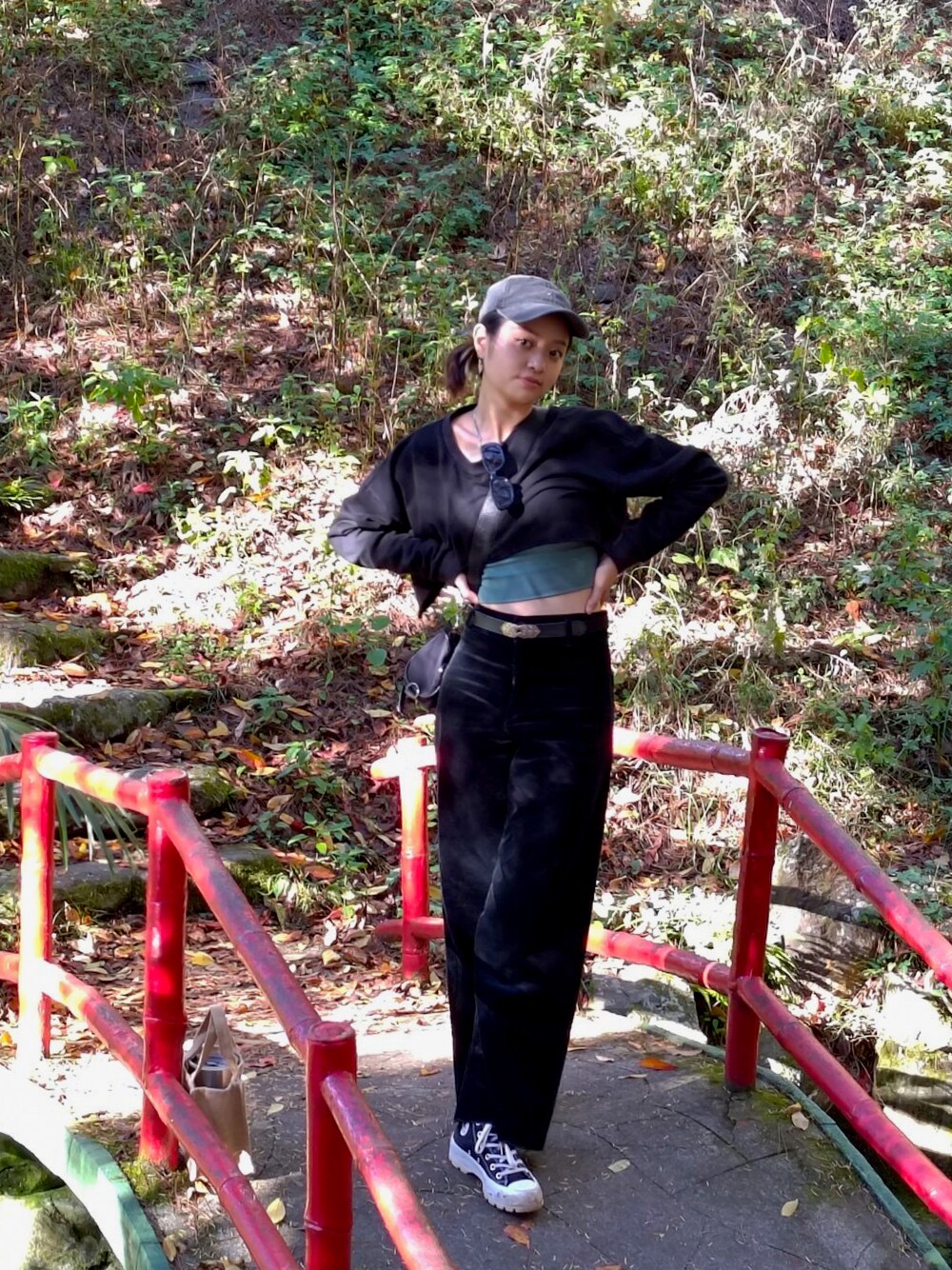 「ZARAのアイテム（チノパンツ、ブラック系）」を使った、台北小葉さん（レディース・163cm）の冬コーディネートの1枚目の写真