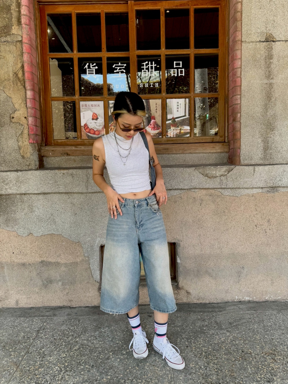 「Bershkaのアイテム（デニムパンツ、ブルー系）」を使った、台北小葉さん（レディース・163cm）の春コーディネートの1枚目の写真