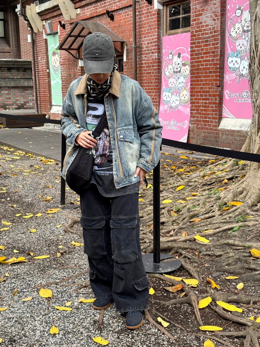 「ZARAのアイテム（デニムパンツ、ブラック系）」を使った、台北小葉さん（レディース・163cm）の冬コーディネートの1枚目の写真