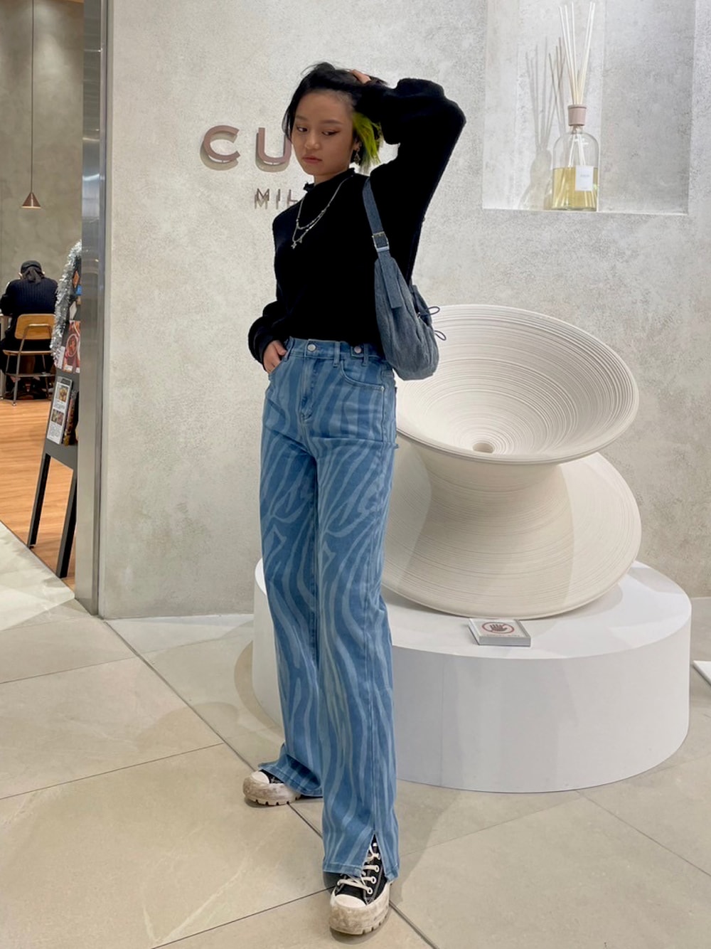 「roughのアイテム（デニムパンツ、ブルー系）」を使った、台北小葉さん（レディース・163cm）の冬コーディネートの1枚目の写真