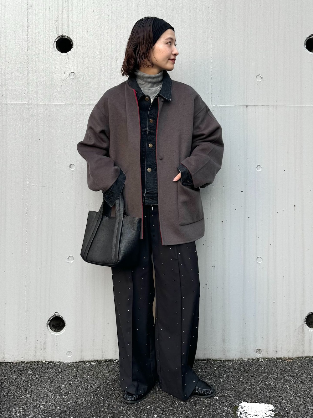 グレー系のノーカラーコート、ブラック系のその他パンツ、グレー系のニット/セーターを着用したレディースの秋コーディネートの1枚目の写真