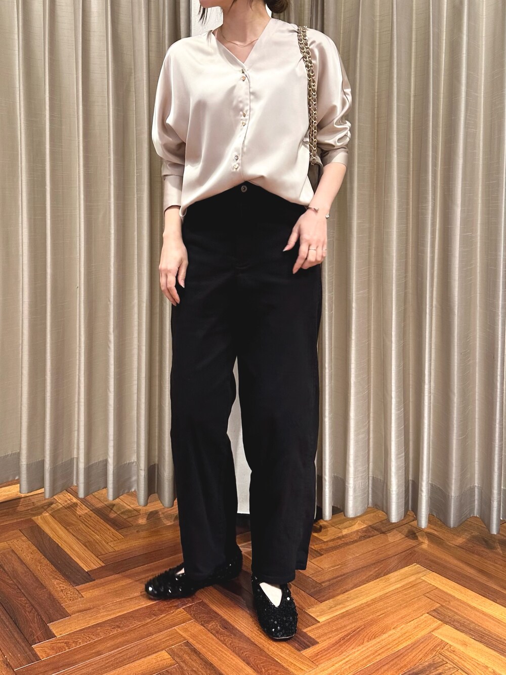 ブラック系のその他パンツ、ベージュ系のショルダーバッグ、ベージュ系のシャツ/ブラウスを着用したレディースの秋コーディネートの1枚目の写真